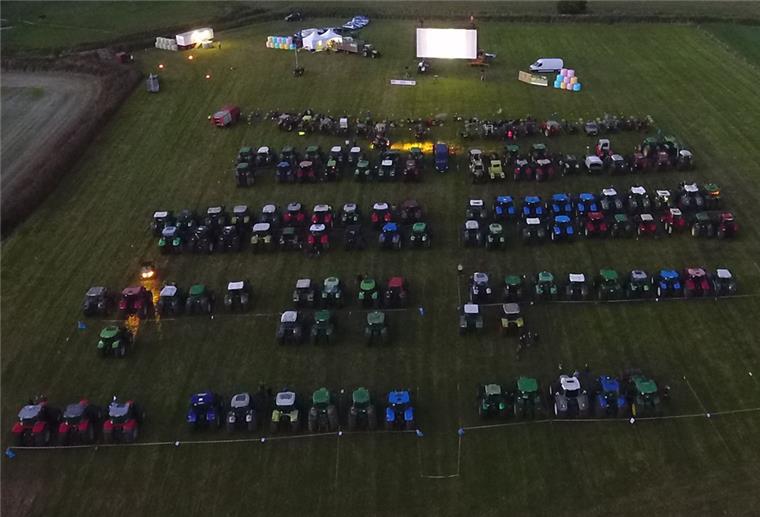 Zwischen Festivalfeeling und Lagerfeuerromantik Drohnenfoto vor dem Start der Filmvorführung: So ordentlich waren die Zugmaschinen auf dem Hügel aufgefahren.