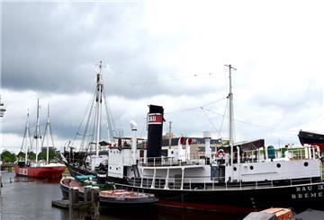 Schiff im Hafen.