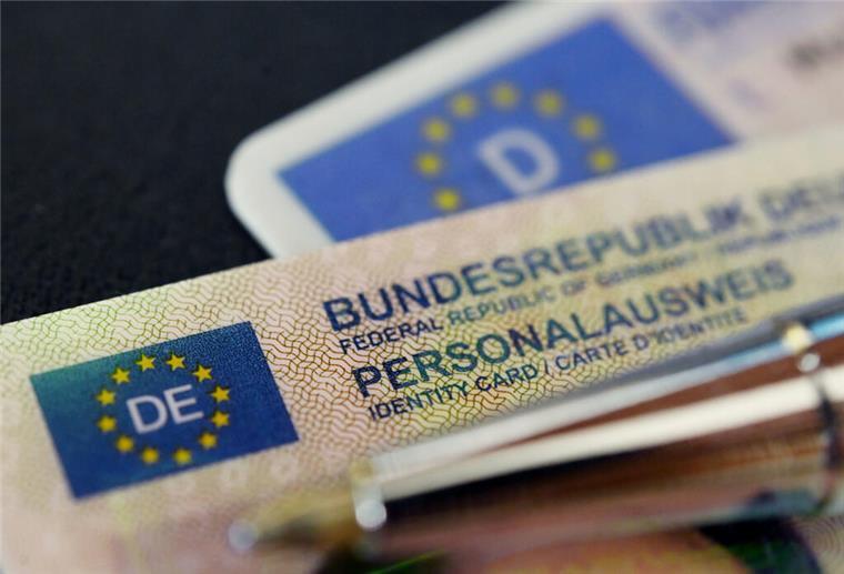 Neue Ausweis-Regel gilt ab Mai: Was sich künftig ändern wird Zwei Personalausweise liegen auf einem Tisch. Ab Mai gilt eine neue Regel für die Ausweise.