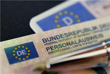 Zwei Personalausweise liegen auf einem Tisch. Ab Mai gilt eine neue Regel für die Ausweise.
