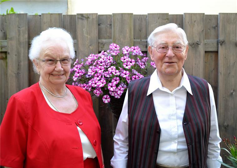 Diamantene Hochzeit in Geestemünde: Ein Kennenlernen wie im Film „Du warst schon immer was Besonderes“, sagt Meta Mehnert liebevoll über ihren Mann Julius, mit dem sie am Donnerstag die Diamantene Hochzeit feiert.