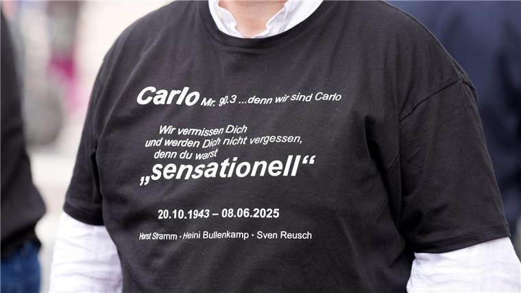 „Du warst sensationell“, steht auf dem Shirt eines Trauergastes