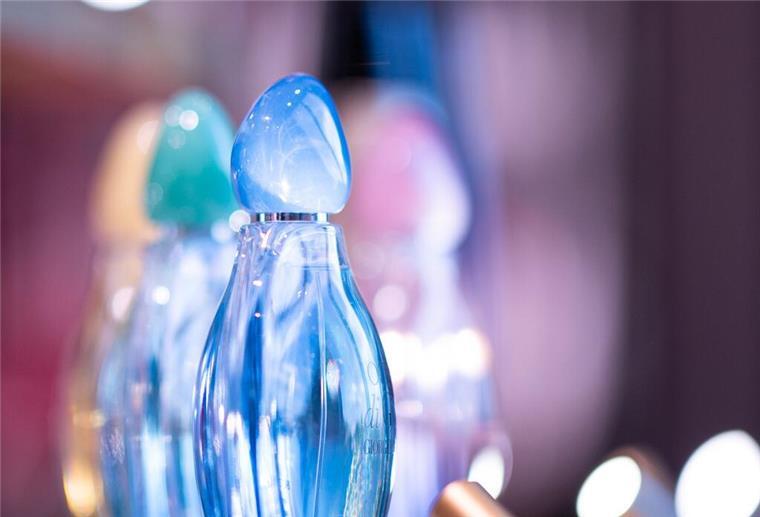 Winterduft-Entdeckungen: Von Vanille bis Sandelholz Flasche Parfum
