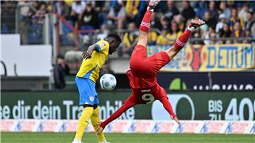 Düsseldorfs Giovanni Haag (r) mit einer akrobatischen Einlage gegen Braunschweig Richmond Tachie.