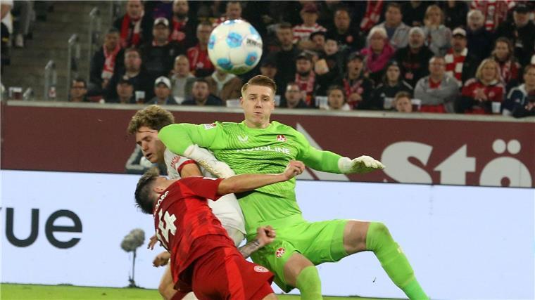 Spitzenreiter Fortuna patzt - 3:4 gegen Kaiserslautern Düsseldorfs Kownacki musste ausgewechselt werden.