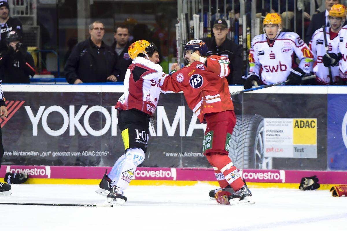 Düsseldorfs Spencer Machacek (rechts) und Bremerhavens Kris Newbury lieferten sich schon früh im Spiel einen heftigen Faustkampf.