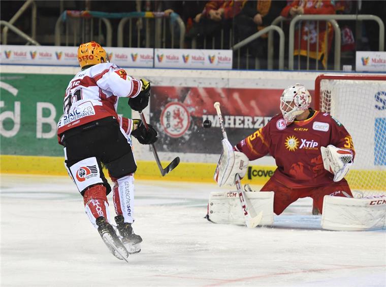 Kolupajlo schießt die Pinguins zum Sieg bei der DEG Düsseldorfs Torwart Mathias Niederberger pariert in dieser Szene gegen Mila Verlic