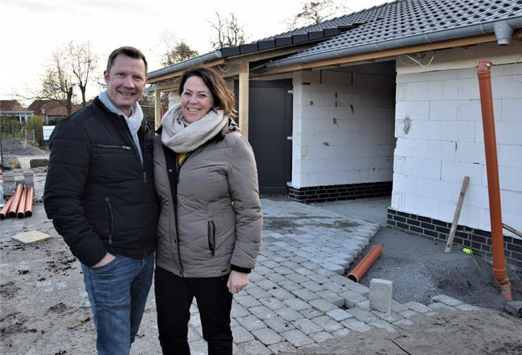 Adventure-Golfplatz in Burhave mit neuem Angebot Dunja und Kay Stöcker stehen vor dem Neubau, der rechtzeitig zur neuen Saison fertig sein soll. Dann können sie das Angebot auf ihrer Adventure-Golf-Anlage in Burhave erweitern.