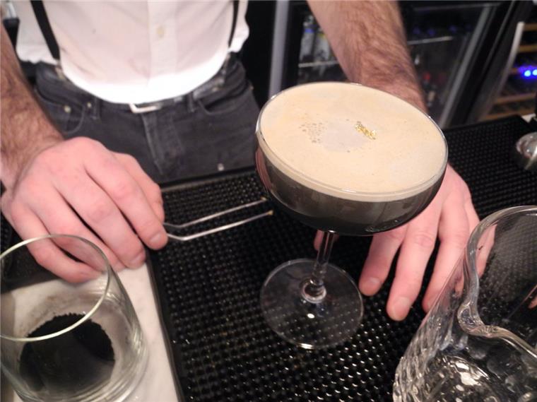New Yorker Drink zu Silvester: Aktivkohle-Cocktail mit Blattgold Dunkelgrau und schwer: So sieht er aus, der Aktivkohle-Cocktail "Around Midnight".