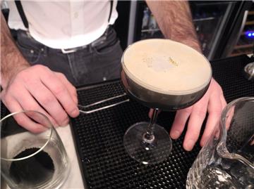 Dunkelgrau und schwer: So sieht er aus, der Aktivkohle-Cocktail "Around Midnight".