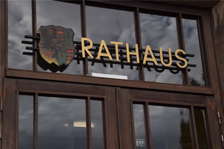 Dunkle Wolken über dem Rathaus? Bürgermeister Carsten Seyfarth hofft, für die fünf Mitarbeiter, die jetzt gekündigt haben, möglichst zeitnah Ersatz zu finden.