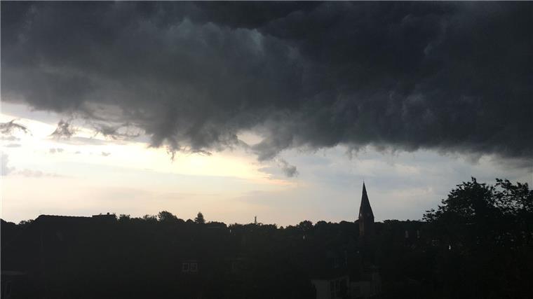 Dunkle Wolken über Kiel. Über Schleswig-Holstein wird mit Starkregen und Gewittern gerechnet. (Archivbild)