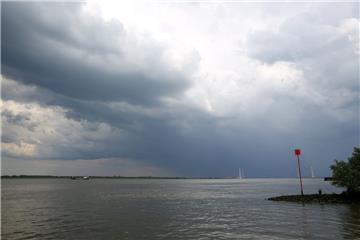 Dunkle Wolken und Unwetter - so könnte die Wetterlage ab Mittwochmittag sein.