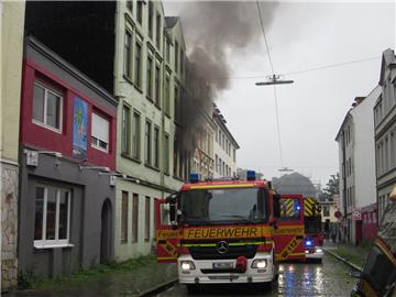 Dunkler Rauch schlug den Feuerwehrleuten bei dem Brand entgegen. 