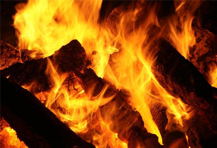 Auch nach der großen Energiekrise: Brennholz im Kreis Cuxhaven bleibt teuer Holz verbrennt in einem Kamin