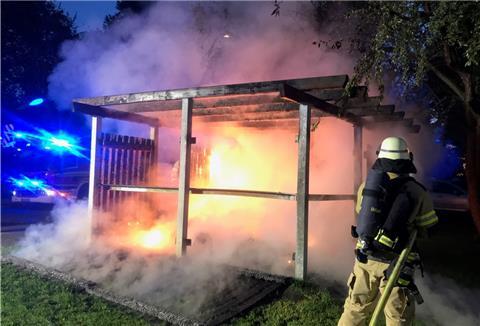 Durch das Löschen des Feuers konnte das Übergreifen auf eine Grünanlage verhindert werden.