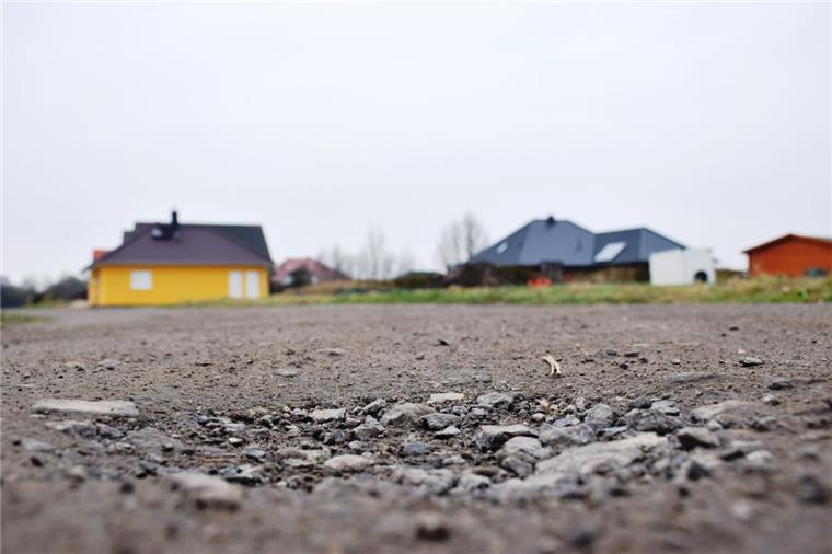 Durch das Neubaugebiet „Zum Groden“ führen bisher nur Schotterwege, die von der Gemeinde notdürftig geflickt werden.