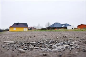 Durch das Neubaugebiet „Zum Groden“ führen bisher nur Schotterwege, die von der Gemeinde notdürftig geflickt werden.