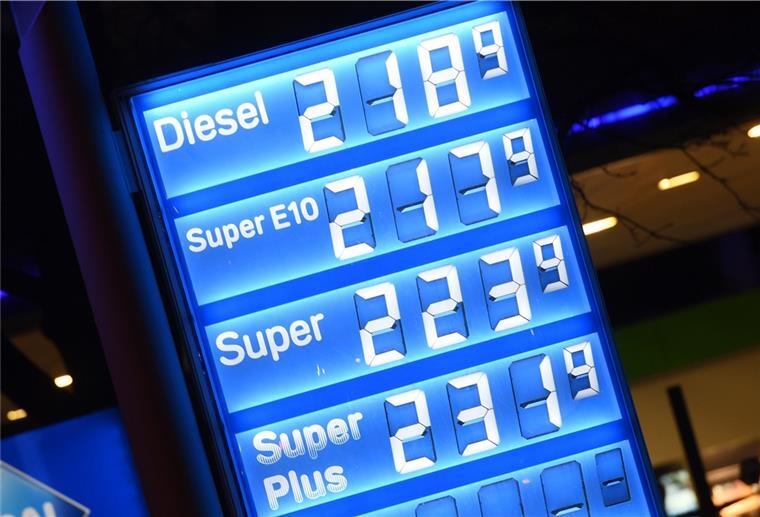 Die Preise für Diesel und Benzin sind an einer Tankstelle in München Schwabing angezeigt. 