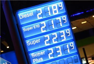 Die Preise für Diesel und Benzin sind an einer Tankstelle in München Schwabing angezeigt. 