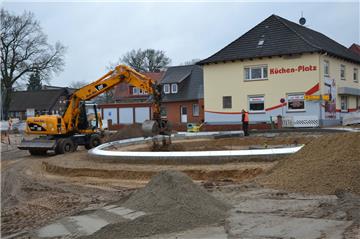 Durch den langanhaltenden Frost der vergangenen Wochen gab es Verzögerungen beim Bau des Kreisels in Heeslingen. In etwa acht Wochen soll dieser für den Verkehr freigegeben werden.