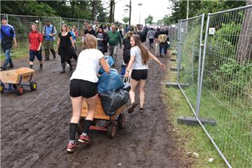 Durch den Matsch wird der Wagen ziemlich schwer. Foto: Overschmidt