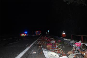 Durch den Unfall verteilten sich 22 Tonnen Äpfel auf der A27.