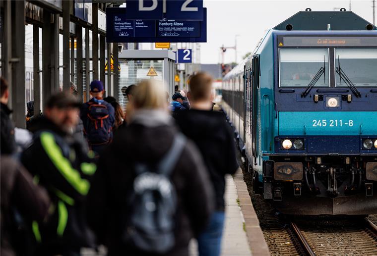 Volle Züge wegen 9-Euro-Tickets auch an diesem Wochenende Durch die Einführung des 9-Euro-Tickets werden auch für das kommende Wochenende volle Züge erwartet.