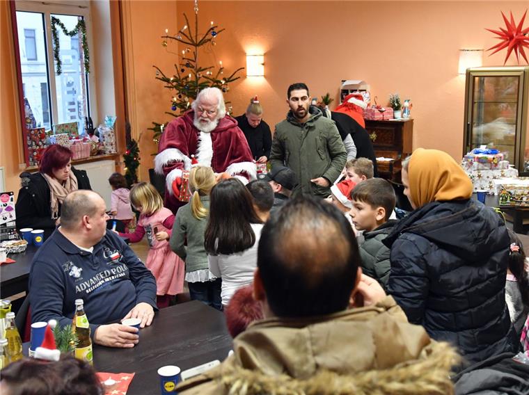 Bremerhavener Bürger beschenken arme Kinder Durch die große Wunschbaum-Aktion der NORDSEE-ZEITUNG in Kooperation mit der Tafel konnten sich am Mittwoch mehr als 100 Kinder aus Bremerhavener Familien, denen es finanziell nicht so gut geht, über eine vorgezogene Bescherung freuen.