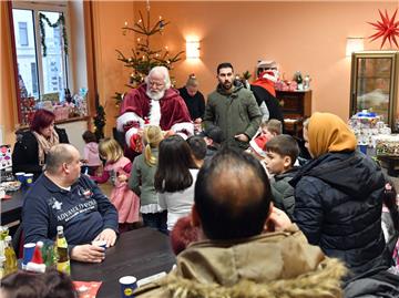 Durch die große Wunschbaum-Aktion der NORDSEE-ZEITUNG in Kooperation mit der Tafel konnten sich am Mittwoch mehr als 100 Kinder aus Bremerhavener Familien, denen es finanziell nicht so gut geht, über eine vorgezogene Bescherung freuen.