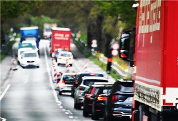 eine lange Autoschlange