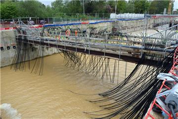 Durch die schwarzen Schläuche wird im Baudock 16 der Hafentunnel-Baustelle in Bremerhaven Gel in den Untergrund gespritzt.