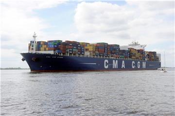 Durch die Vertiefung der Elbe sollen Containerriesen unabhängig von den Gezeiten den Hamburger Hafen gefahrloser ansteuern können.