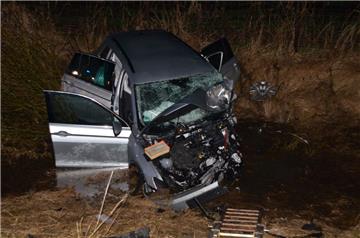 Durch die Wucht des Aufpralls wurde das Auto des 57-Jährigen in einen Graben geschleudert.