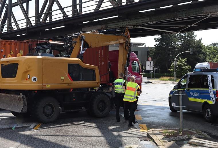 Ein Bagger hängt unter einer Brücke fest.