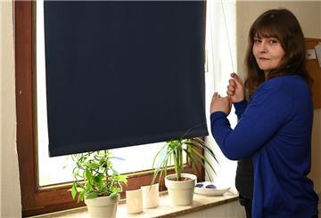 Durch dieses Fenster hindurch hat ein unheimlicher Unbekannter diese junge Frau in Bremerhaven-Lehe nachts über Monate immer wieder gepeinigt. Sie will ihn jetzt überführen.