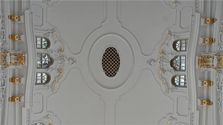 Durch dieses Loch in der Decke ist die Orgel zu hören.