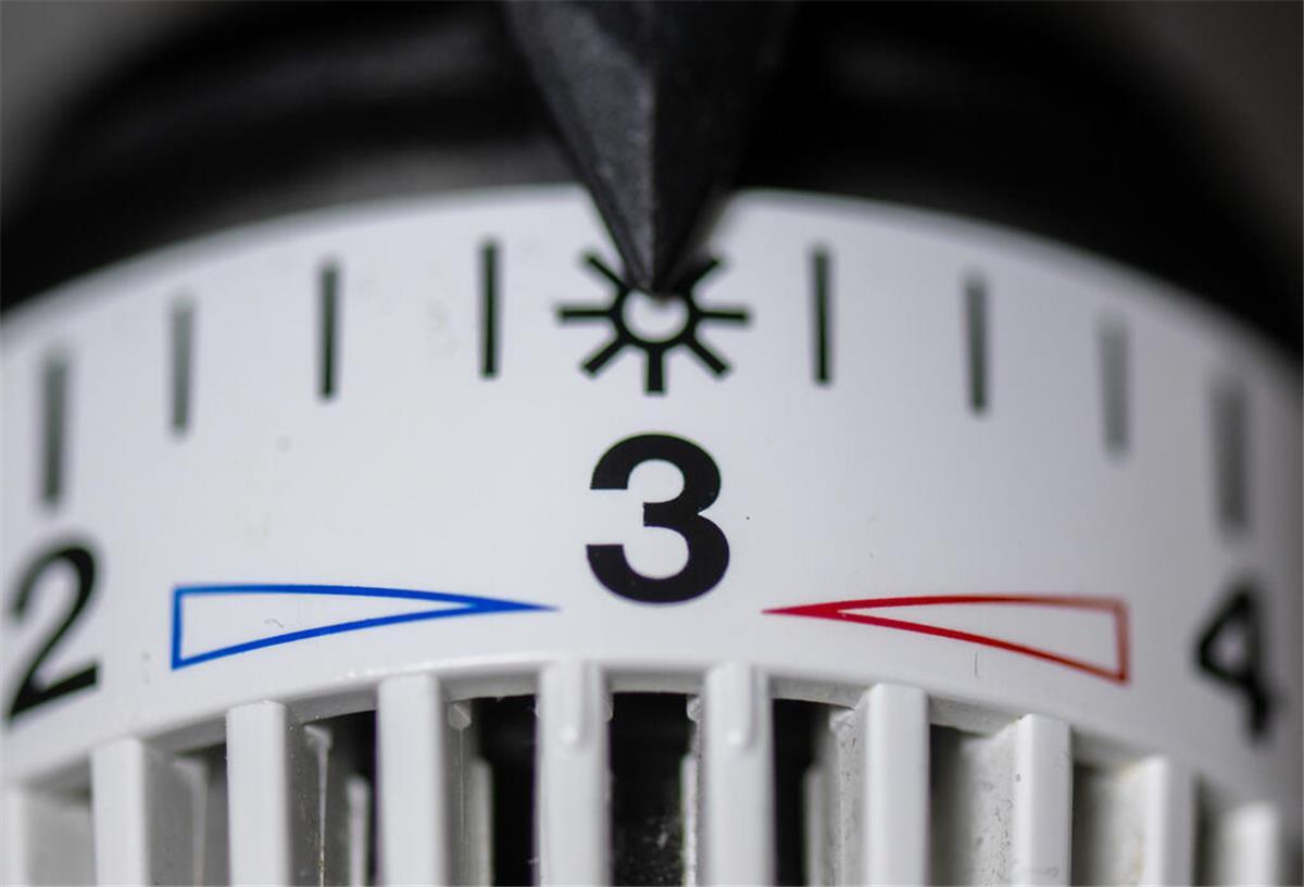 Heiz-Hammer! Gerichtsurteil erlaubt Mieterhöhungen trotz neuer Heizung Das Thermostat einer Heizung steht auf Stufe drei.
