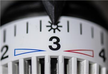 Das Thermostat einer Heizung steht auf Stufe drei.