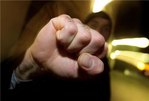  Ein junger Mann hebt seine geballte Faust 