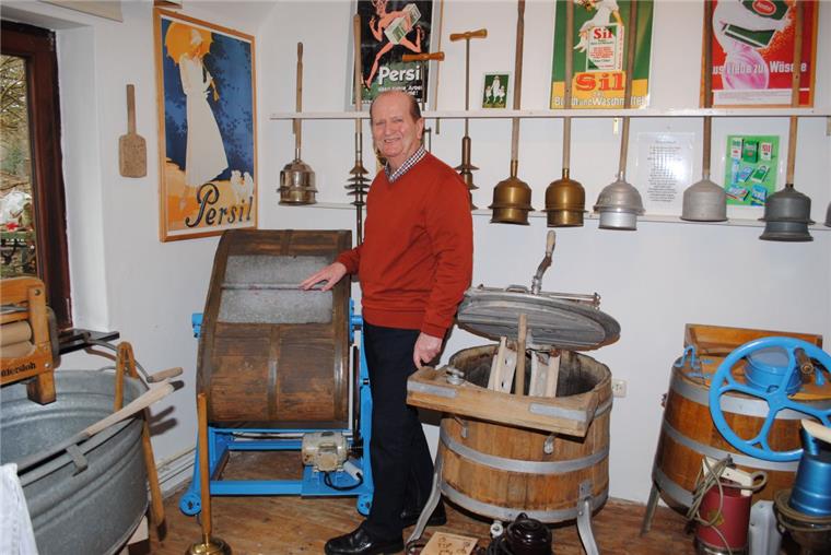 Wäsche waschen wie zu Omas Zeiten Durch Schaukelbewegungen sollte die Wäsche in der Maschine aus den 1930er-Jahren (links im Bild) sauber werden. 40 Jahre lang hat Edgar von Glahn alles rund um die große Wäsche zusammen getragen. Seine Sammlung zeigt er im Dorfmuseum in Bokel.