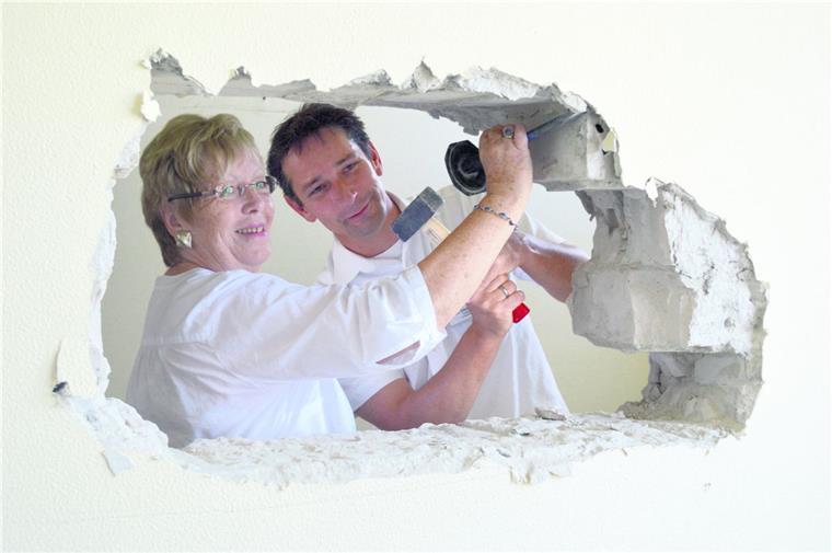 Orthopädie und Urologie: Ameos-Umzug vor 2020 nicht möglich Durchbruch für die „Familienoase“ im Jahr 2013: Annette Faße, Vorsitzende des Fördervereins FRED, und Dr. Volker Dietrichs, damals Chefarzt der Orthopädie in Debstedt, legten Hand an. Dietrich ist nicht mehr in Debstedt. Und ob der Förderverein umziehen wird, ist noch offen.