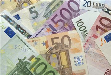 Geldscheine liegen auf einem Tisch. Durchschnittlich 330 Euro können sich Rentner monatlich als Zuschuss zum Wohnen sichern. So geht‘s.