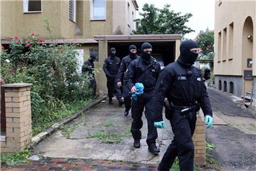 Durchsuchungen bei mutmaßlichen IS-Unterstützern in Hildesheim und NRW - Festnahmen gibt es zunächst keine. Aber die Behörden machen Druck auf die Islamisten und ihre Helfer. Niedersachsen will den "Deutschsprachigen Islamkreis Hildesheim" verbieten.