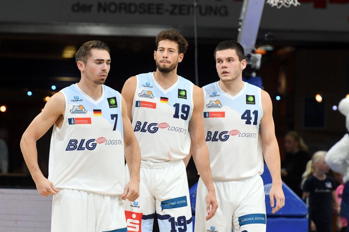 Durften sich über den ersten Heimsieg mit den Eisbären freuen (von links): Adrian Breitlauch, Sid-Marlon Theis und Will Vorhees.