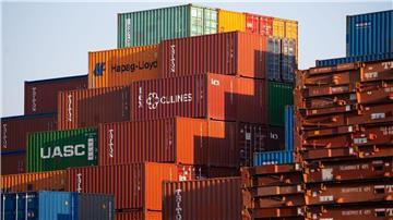 Dutzende Frachtcontainer stehen aufgestapelt im Hamburger Hafen.