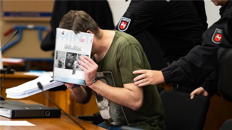 Dutzende Lieder mit Aufrufen zu Gewalt gegen Ausländer und nationalsozialistischer Ideologie soll die Gruppe Männer produziert und verbreitet haben. (Archivbild)