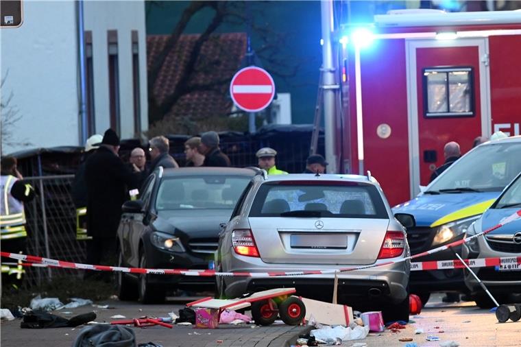 Volkmarsen: Auto fährt in Karnevalsumzug - Suche nach Motiv Dutzende Menschen wurden bei dem Zwischenfall in Volkmarsen verletzt. Die Polizei geht davon aus, dass der Fahrer sein Auto absichtlich in die Menge steuerte.