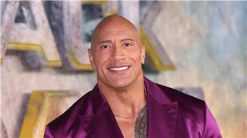 Dwayne Johnson wird bei der Trophäen-Show als Helfer auf der Bühne stehen.