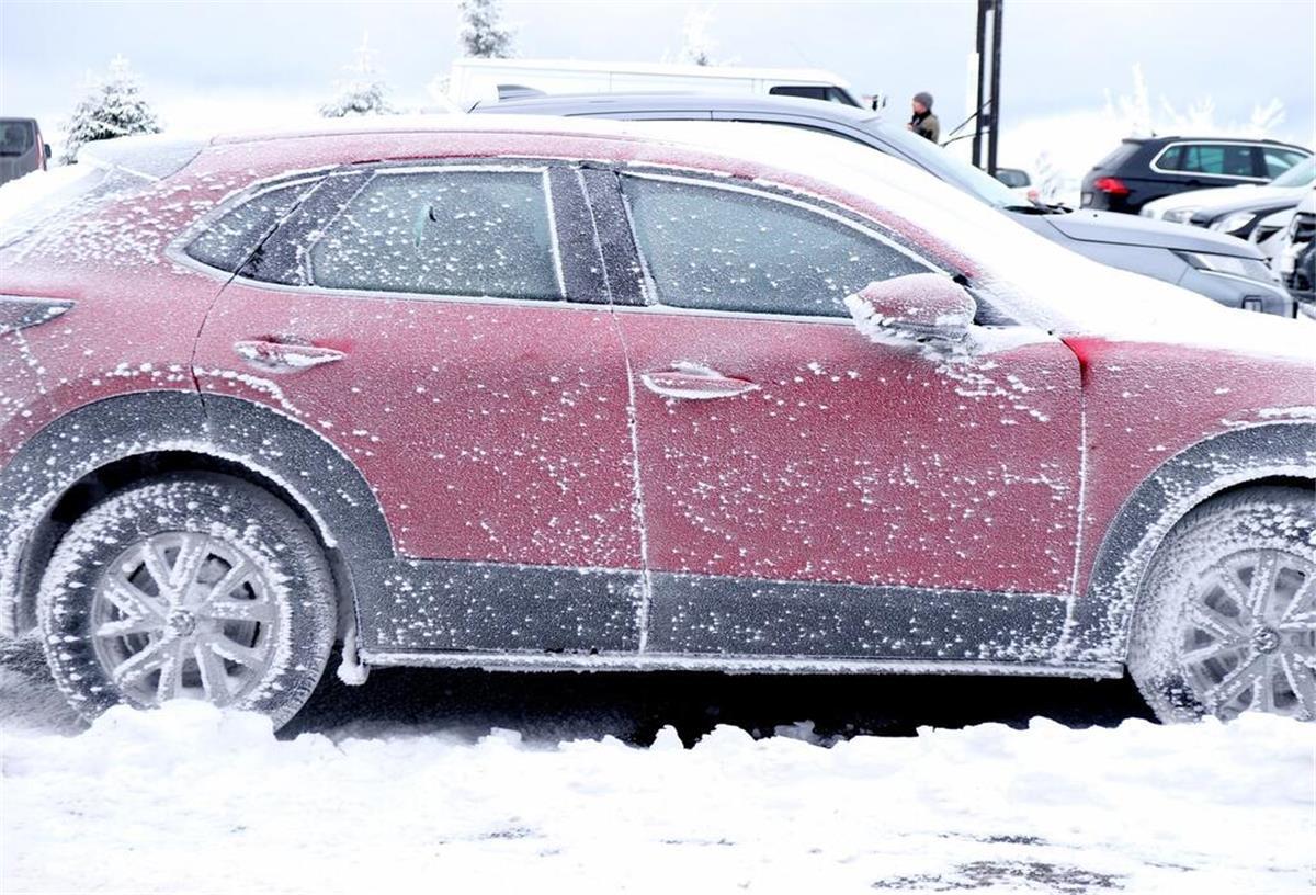 Amtliche Frostwarnung für Bremerhaven: Bis zu -6 °C erwartet Ein mit Frost überzogenes parkendes Auto auf dem Fichtelberg. Zahlreiche Urlauber haben den Schneefall am Ende der Weihnachtsferien für den Wintersport genutzt. (zu dpa: «Glatteis und Schnee bringen Verkehr durcheinander»)